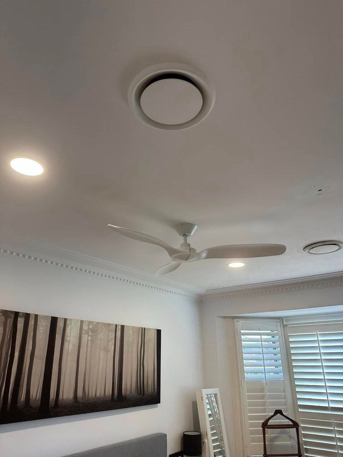 Recessed downlight and ceiling fan installed in a living room